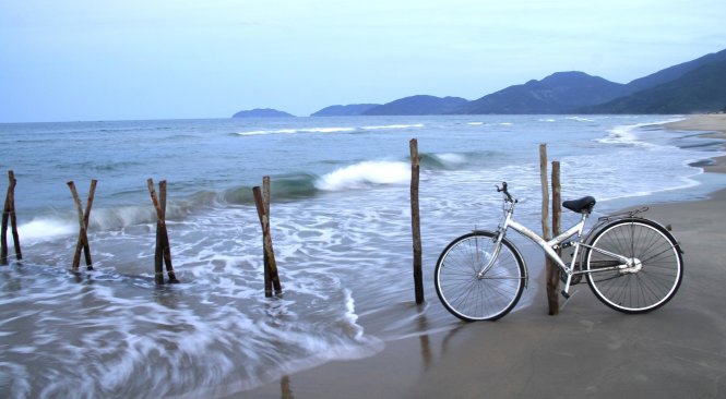 Đạp xe trên bãi biển, chạy đua với những con sóng sẽ đem lại cảm giác vô cùng thú vị -